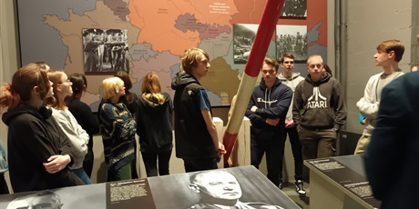 Klasy trzecie na zajęciach edukacyjnych w Muzeum II Wojny Światowej w Gdańsku.
