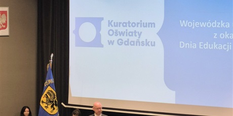 Powiększ grafikę: nagroda-pomorskiego-kuratora-oswiaty-dla-pani-dyrektor-marty-duszycy-648026.jpg
