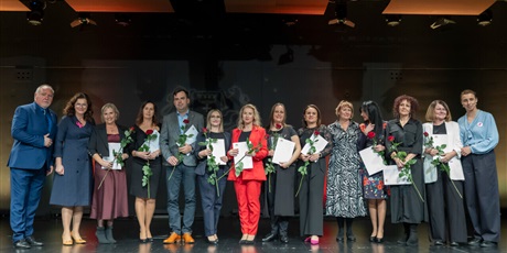 Pani Daria Polanowska oraz Pani Beata Drążek z nagrodą Prezydenta Miasta Gdańska
