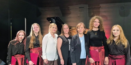 Powiększ grafikę: pani-daria-polanowska-oraz-pani-beata-drazek-z-nagroda-prezydenta-miasta-gdanska-648009.jpg