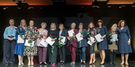 Powiększ grafikę: pani-daria-polanowska-oraz-pani-beata-drazek-z-nagroda-prezydenta-miasta-gdanska-648010.jpg