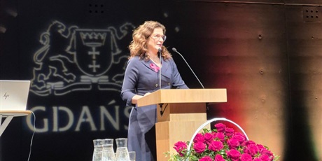 Powiększ grafikę: pani-daria-polanowska-oraz-pani-beata-drazek-z-nagroda-prezydenta-miasta-gdanska-648014.jpg