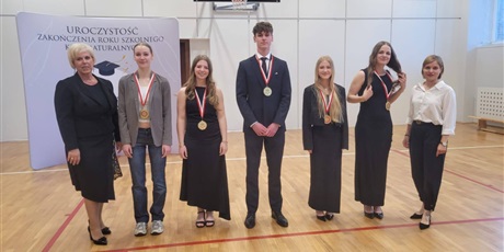 Powiększ grafikę: pozegnanie-klas-maturalnych-689284.jpg