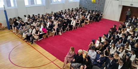 Powiększ grafikę: pozegnanie-klas-maturalnych-689286.jpg