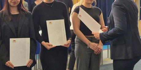 Powiększ grafikę: Wczoraj w Szkole Podstawowej nr 12 zostały wręczone stypendia PMG