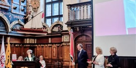 Złoty medal ZNP dla Pani Dyrektor oraz list gratulacyjny dla społeczności XIX LO