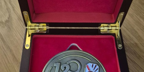 Powiększ grafikę: zloty-medal-znp-dla-pani-dyrektor-marty-duszycy-i-list-gratulacyjny-dla-spolecznosci-xix-lo-661401.jpg