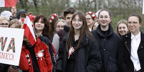  Klasa 1F na uroczystym pochodzie "Witaj Majowa Jutrzenko" z okazji obchodów Święta Trzeciego Maja.